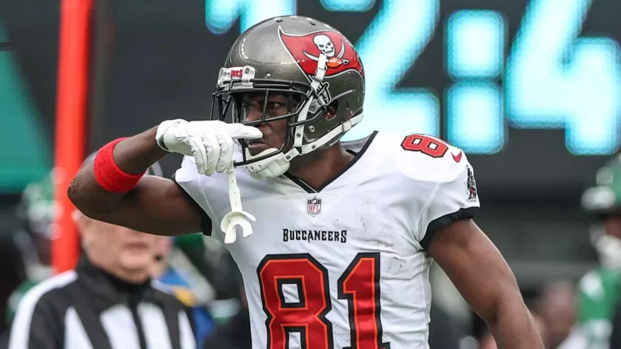Antonio Brown Lashes Out at Buccaneers Coaches, Leaves During Game