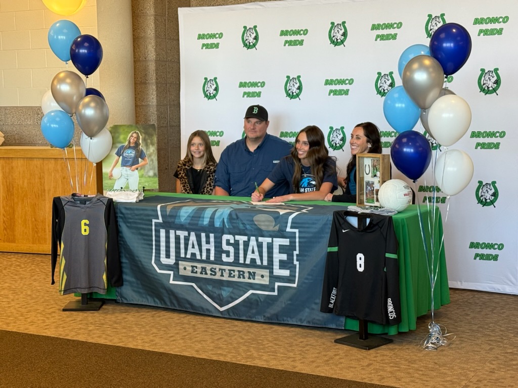 Blackfoot High School Seniors sign at Utah State Eastern